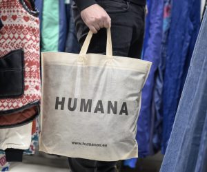 Humana – international chain of second-hand clothing stores starts to offer their clients reusable bags made in Lithuania