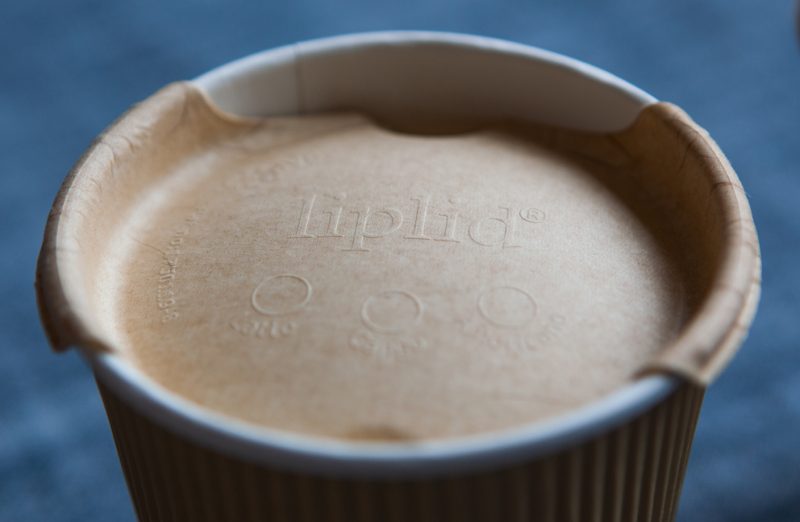 Innovative coffee lid made with PulPac’s Dry Molded Fiber technology in Swedish fast food chain MAX Burgers